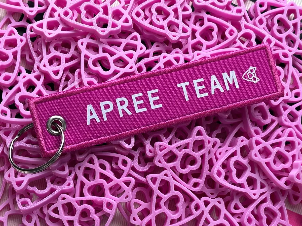 Корпоративный мерч на заказ — авиатег с вышивкой и 3D-брелок собственного дизайна APREE TEAM, Москва